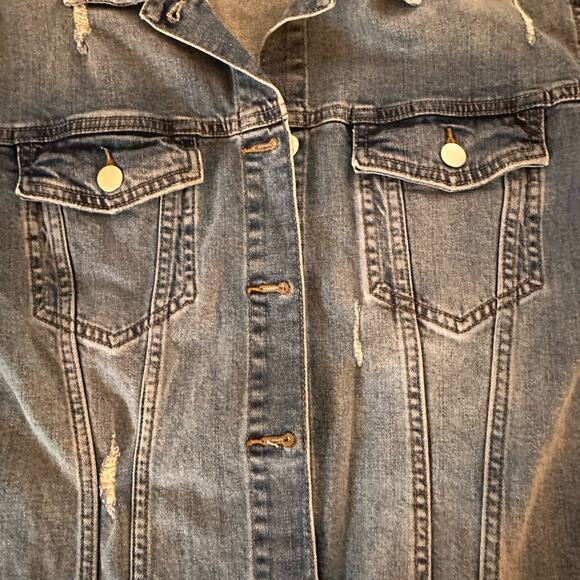 Oversized Women's Trucker Denim Jacket, size M - Picture 5 of 11